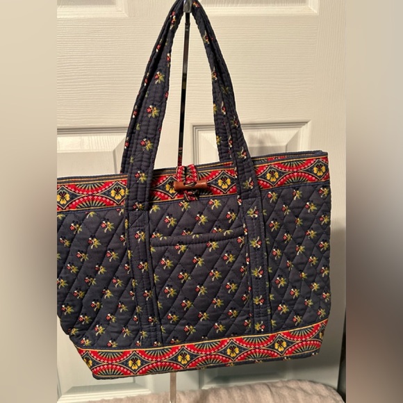 Vera Bradley Handbags - Vera Bradley Bag. 14X9 in. Good condition. 1 outside & 3 inside pockets